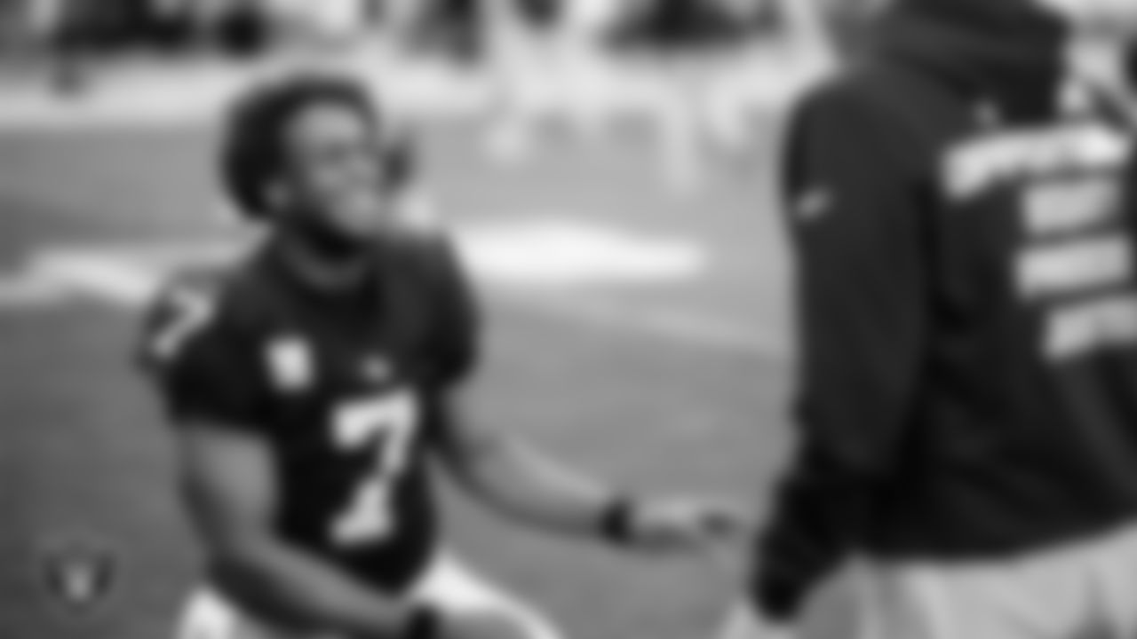 Las Vegas Raiders quarterback Geno Smith (7) warming up before the regular season home game against the New York Giants at Allegiant Stadium.