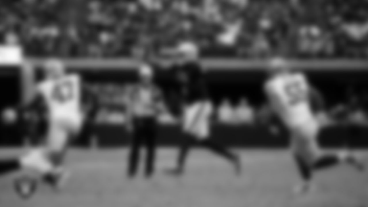 Las Vegas Raiders quarterback Geno Smith (7) passes during the preseason home game against the San Francisco 49ers at Allegiant Stadium.