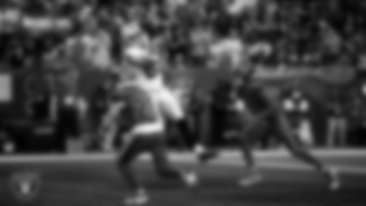 Las Vegas Raiders tight end Brock Bowers (89) makes a 7-yard touchdown catch during the regular season away game against the Houston Texans at NRG Stadium.