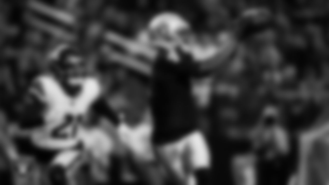 Las Vegas Raiders wide receiver Shedrick Jackson (4) makes a 25-yard touchdown catch during the regular season home game against the Denver Broncos at Allegiant Stadium.