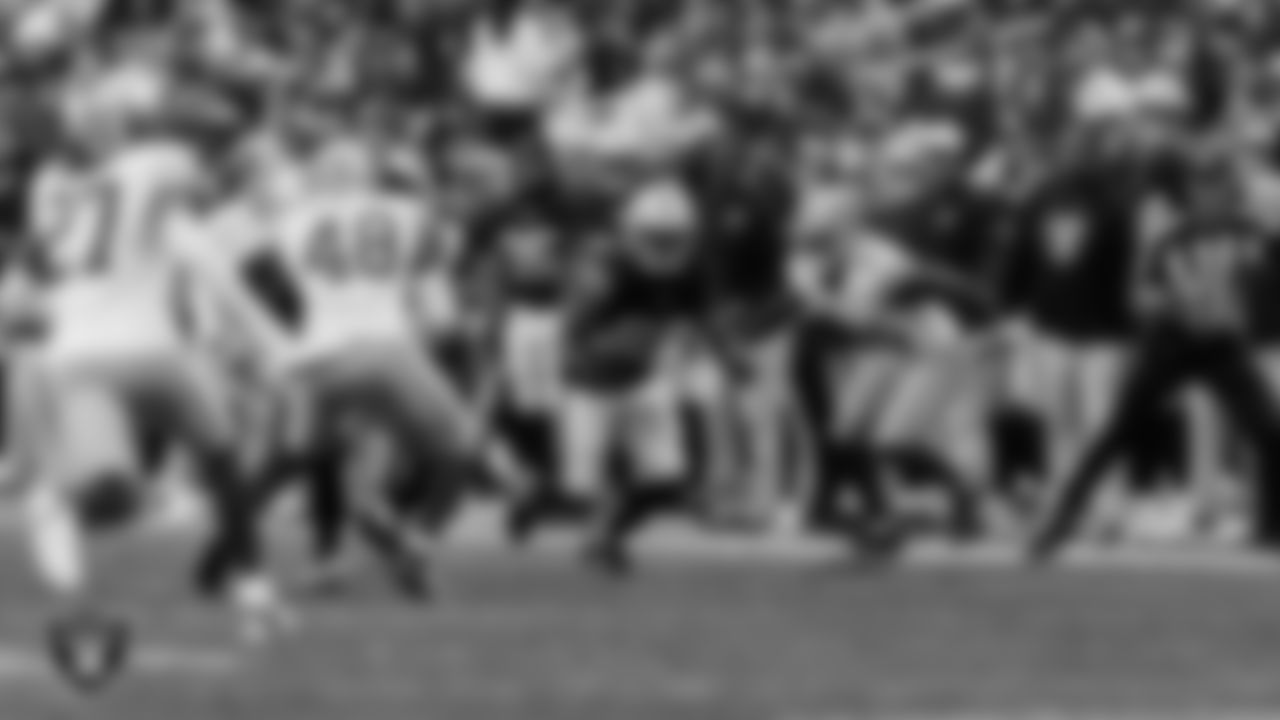 Las Vegas Raiders running back Sincere McCormick (28) runs after making a catch during the preseason home game against the San Francisco 49ers at Allegiant Stadium.