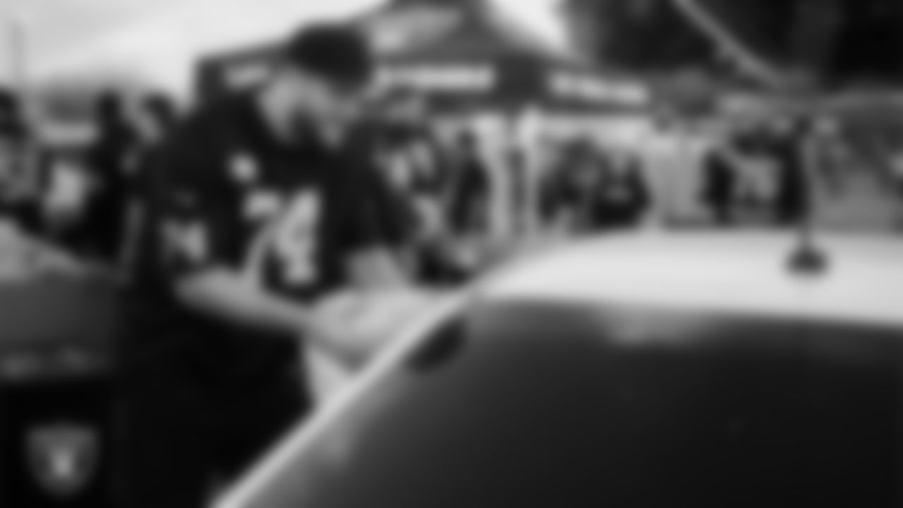 Las Vegas Raiders tackle Kolton Miller (74) helps distribute Thanksgiving meals to families during Turkey Time with the O-Line at Allegiant Stadium.