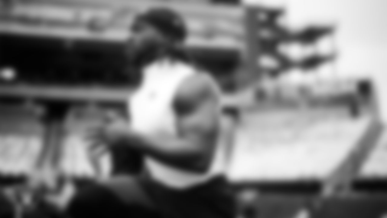 Las Vegas Raiders running back Ashton Jeanty (2) warming up before the regular season away game against the Philadelphia Eagles at Lincoln Financial Field.