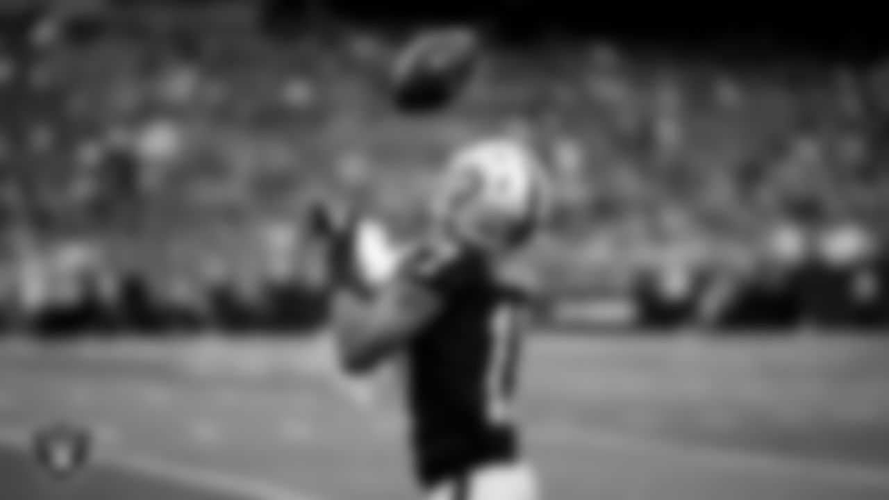 Las Vegas Raiders wide receiver Tyler Lockett (17) warming up before the regular season home game against the New York Giants at Allegiant Stadium.