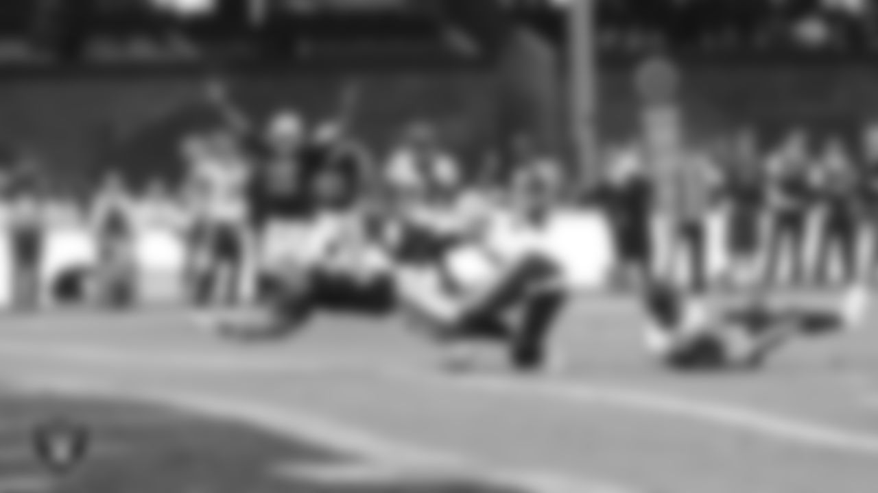 Oakland Raiders running back Jalen Richard (30) rushes for a 17-yard touchdown during the regular reason away game against the Houston Texans at Estadio Azteca, Monday, November 21, 2016, in Mexico City, Mex.