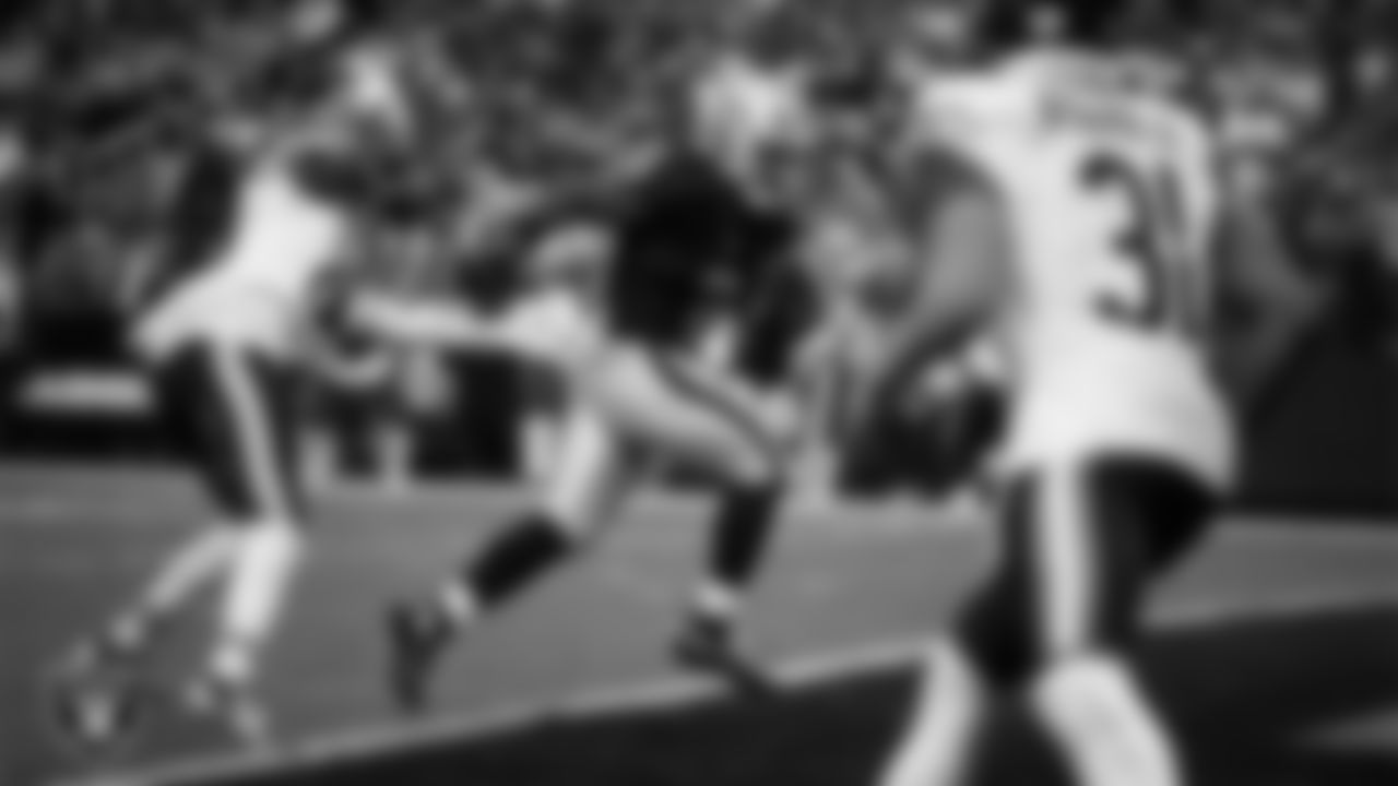 Las Vegas Raiders running back Ashton Jeanty (2) runs after making a 9-yard touchdown catch during the regular season home game against the Chicago Bears at Allegiant Stadium.