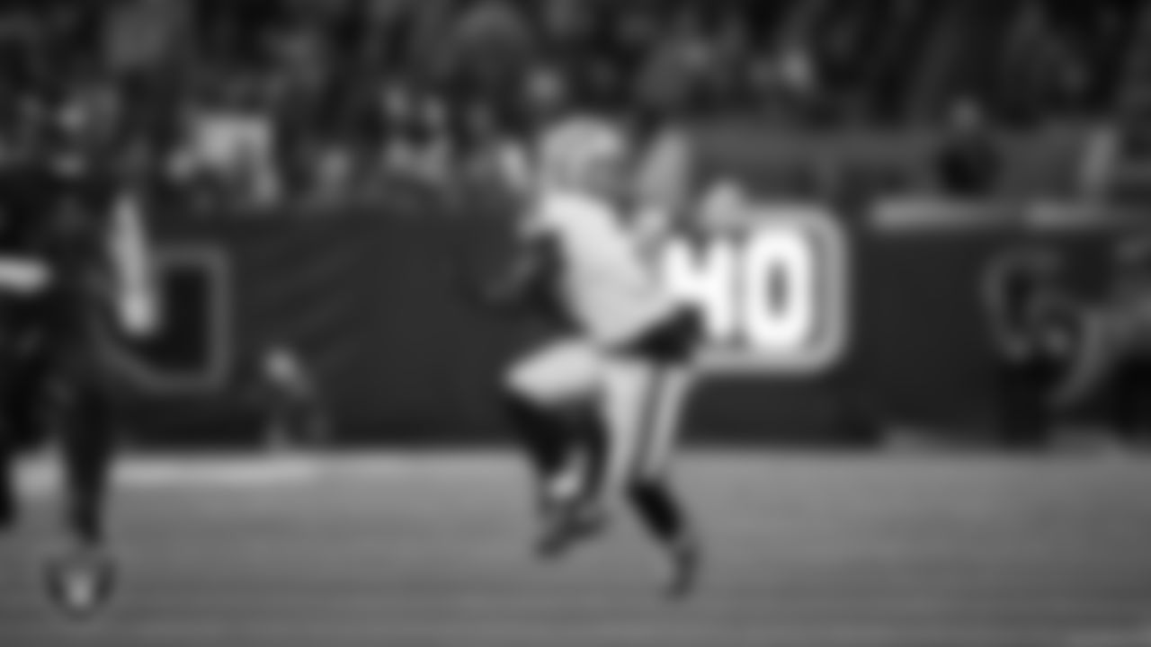 Las Vegas Raiders running back Ashton Jeanty (2) goes for a 60-yard touchdown catch during the regular season away game against the Houston Texans at NRG Stadium.