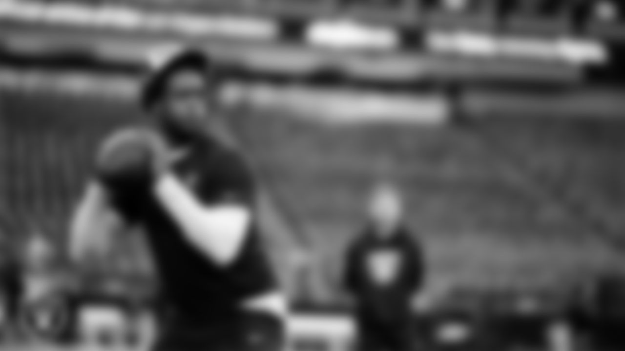 Las Vegas Raiders quarterback Geno Smith (7) warming up before the regular season home game against the New York Giants at Allegiant Stadium.