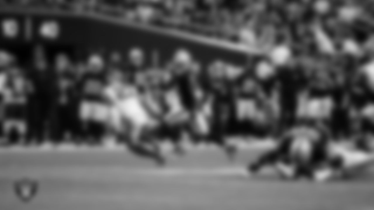 Las Vegas Raiders running back Josh Jacobs (8) during the regular season home game against the New York Giants at Allegiant Stadium.
