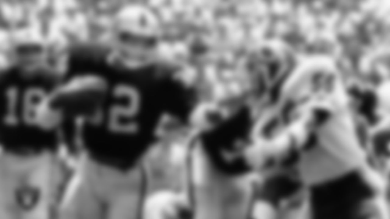 Los Angeles Raiders running back Marcus Allen (32) during the preseason home game against the Washington Redskins at Los Angeles Memorial Coliseum, Sunday, August 18, 1985, in Los Angeles, Calif.