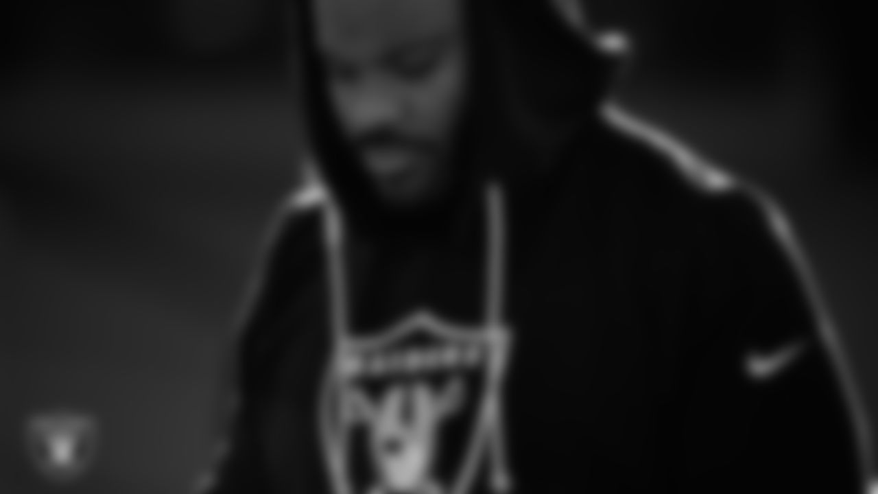 Las Vegas Raiders linebacker Elandon Roberts (52) warming up before the regular season away game against the Kansas City Chiefs at GEHA Field at Arrowhead Stadium.