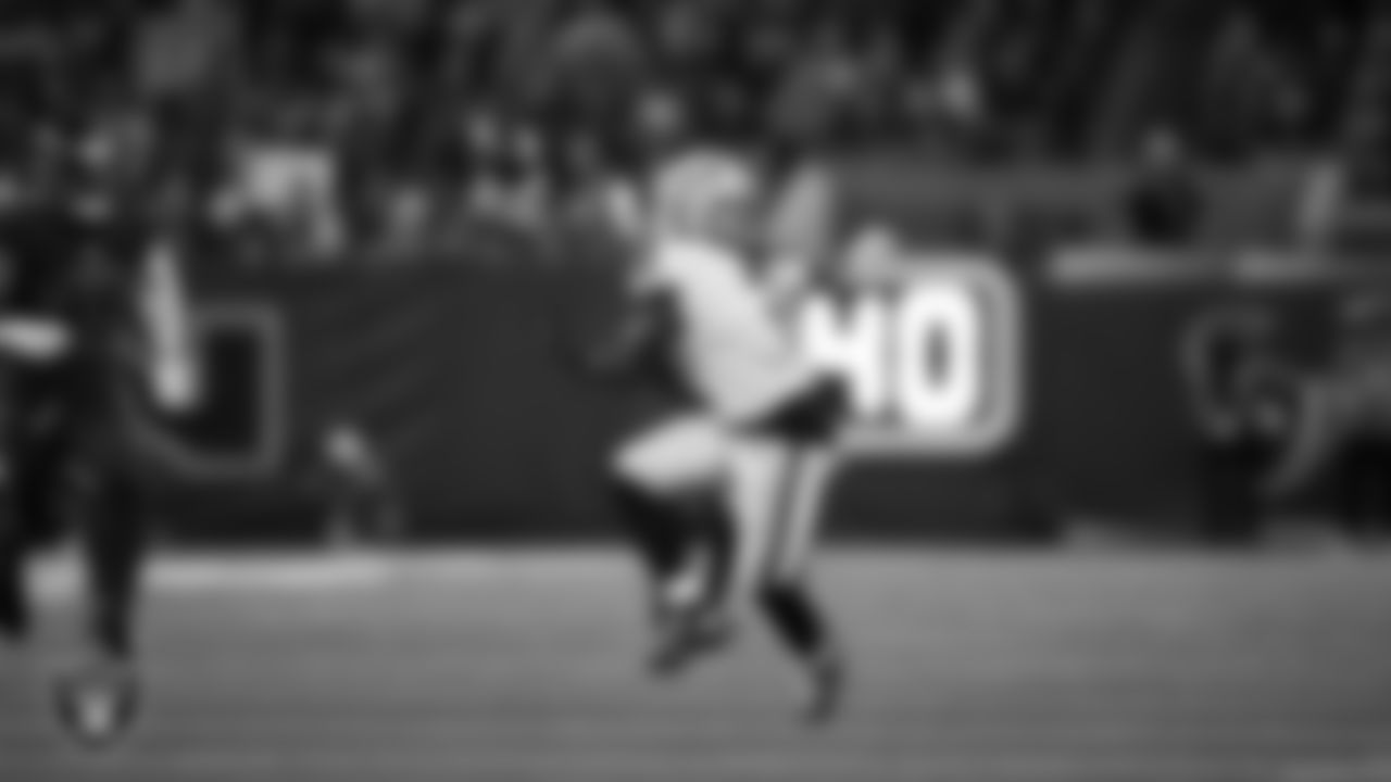 Las Vegas Raiders running back Ashton Jeanty (2) goes for a 60-yard touchdown catch during the regular season away game against the Houston Texans at NRG Stadium.