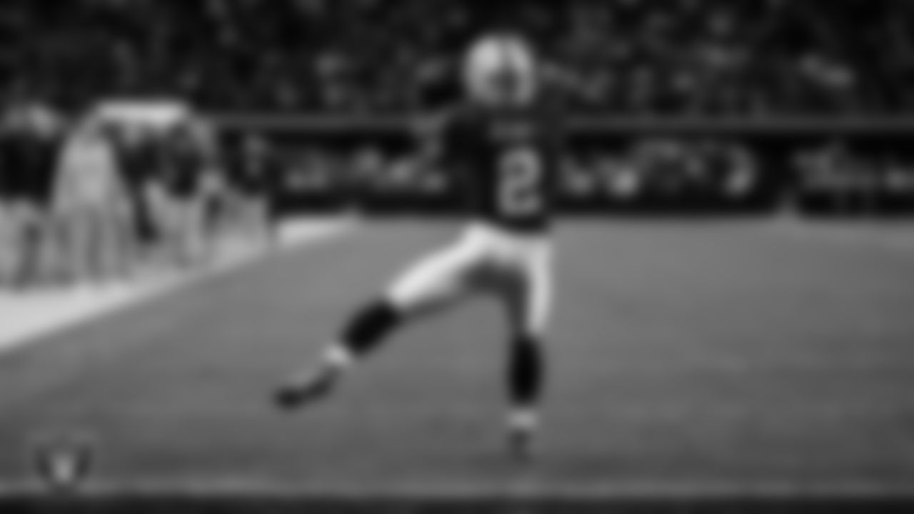 Las Vegas Raiders running back Ashton Jeanty (2) makes a 5-yard touchdown catch during the regular season home game against the Cleveland Browns at Allegiant Stadium.