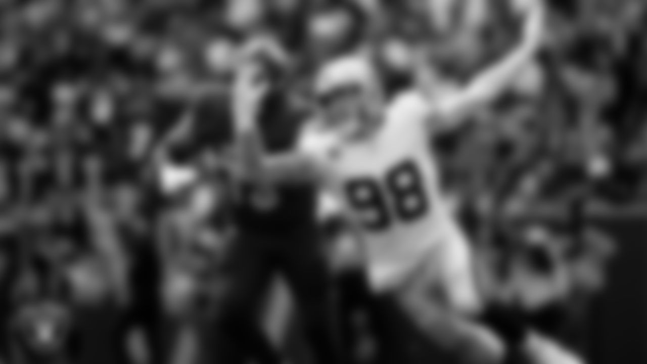 Las Vegas Raiders defensive end Maxx Crosby (98) defends during the regular season away game against the Washington Commanders at Northwest Stadium.