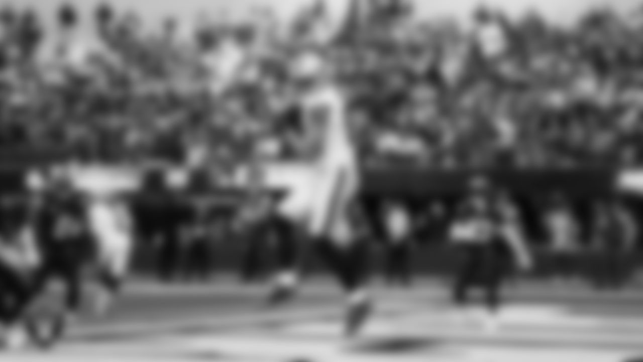 Las Vegas Raiders tight end Brock Bowers (89) makes a 6-yard touchdown catch during the regular season away game against the Los Angeles Chargers at SoFi Stadium.