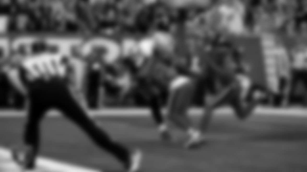 Las Vegas Raiders tight end Brock Bowers (89) makes a 7-yard touchdown catch during the regular season away game against the Houston Texans at NRG Stadium.