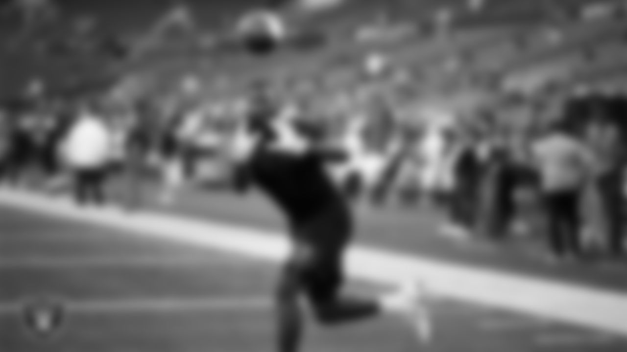 Las Vegas Raiders tight end Ian Thomas (80) warming up before the preseason away game against the Seattle Seahawks at Lumen Field.