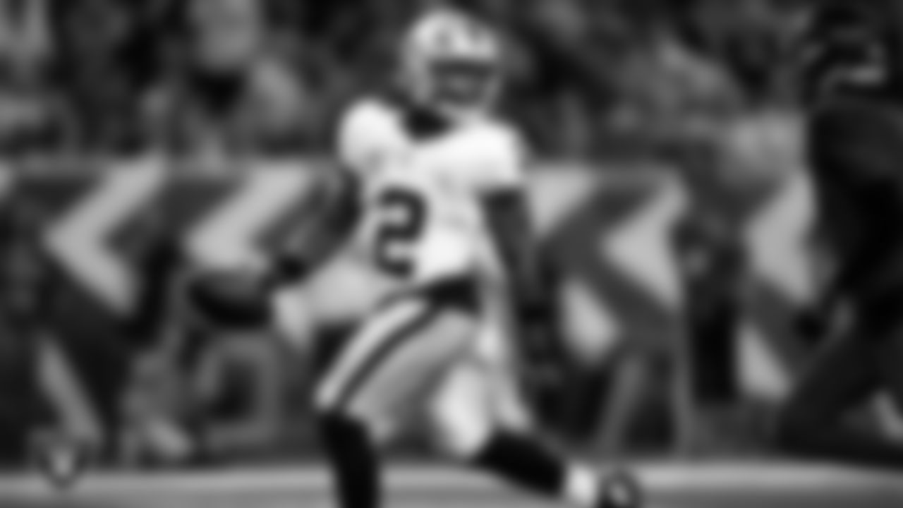 Las Vegas Raiders running back Ashton Jeanty (2) rushes for a 51-yard touchdown during the regular season away game against the Houston Texans at NRG Stadium.