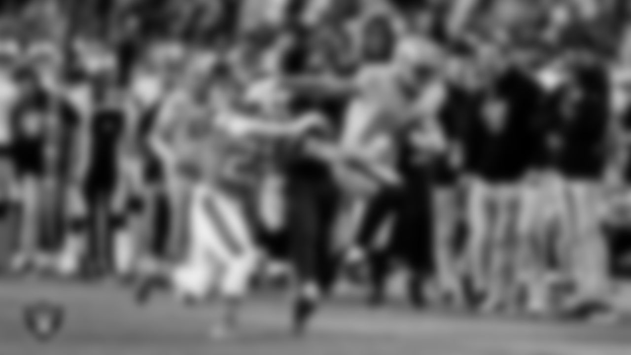 Las Vegas Raiders tight end Brock Bowers (89) during the regular season away game against the Denver Broncos at Empower Field at Mile High.