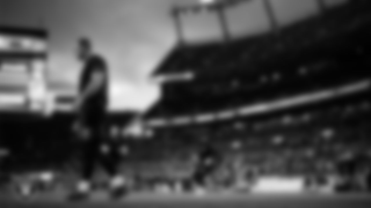 Las Vegas Raiders tight end Brock Bowers (89) warming up before the regular season away game against the Denver Broncos at Empower Field at Mile High.