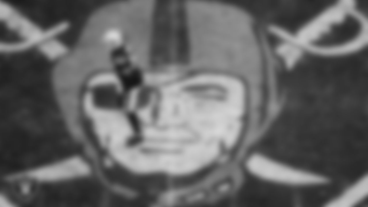 Las Vegas Raiders linebacker Elandon Roberts (52) lines up before the snap during the regular season home game against the New York Giants at Allegiant Stadium.