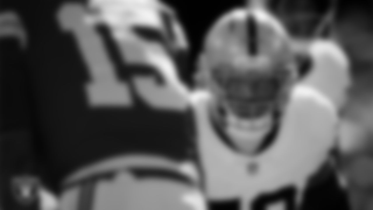 Las Vegas Raiders linebacker Elandon Roberts (52) lines up before the snap during the regular season away game against the Kansas City Chiefs at GEHA Field at Arrowhead Stadium.