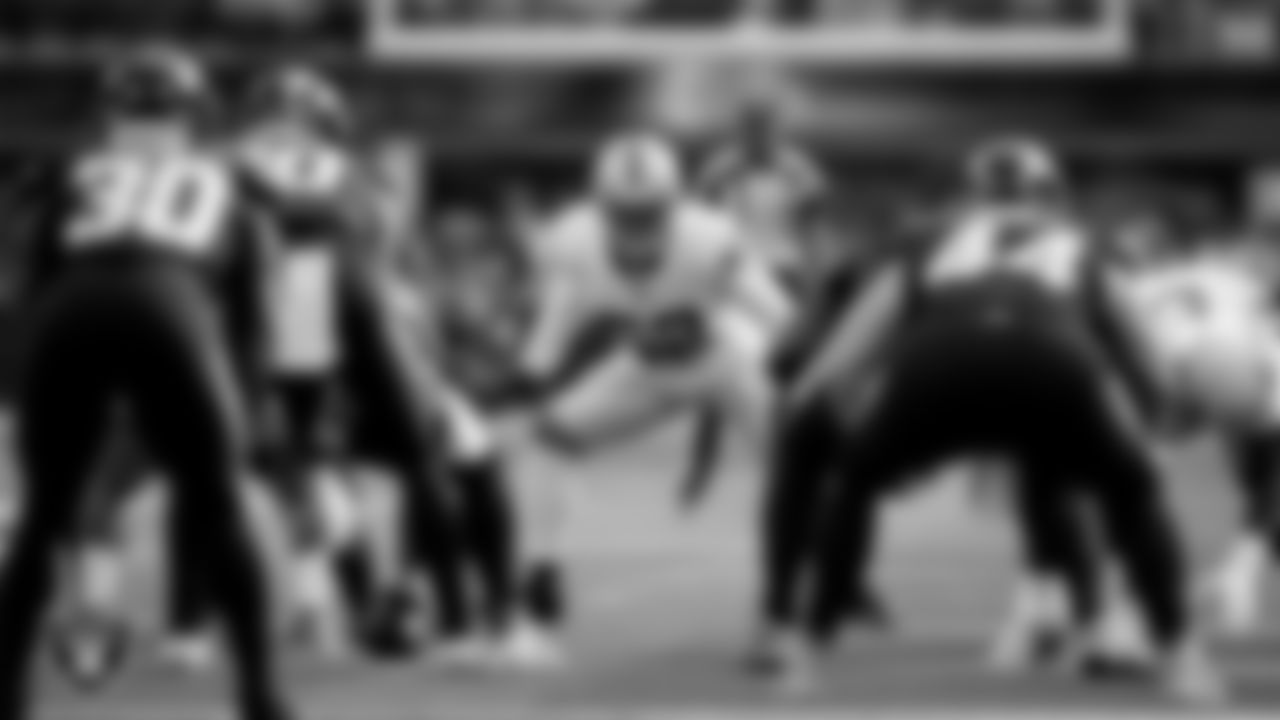 Las Vegas Raiders linebacker Elandon Roberts (52) during the regular season away game against the Los Angeles Chargers at SoFi Stadium.