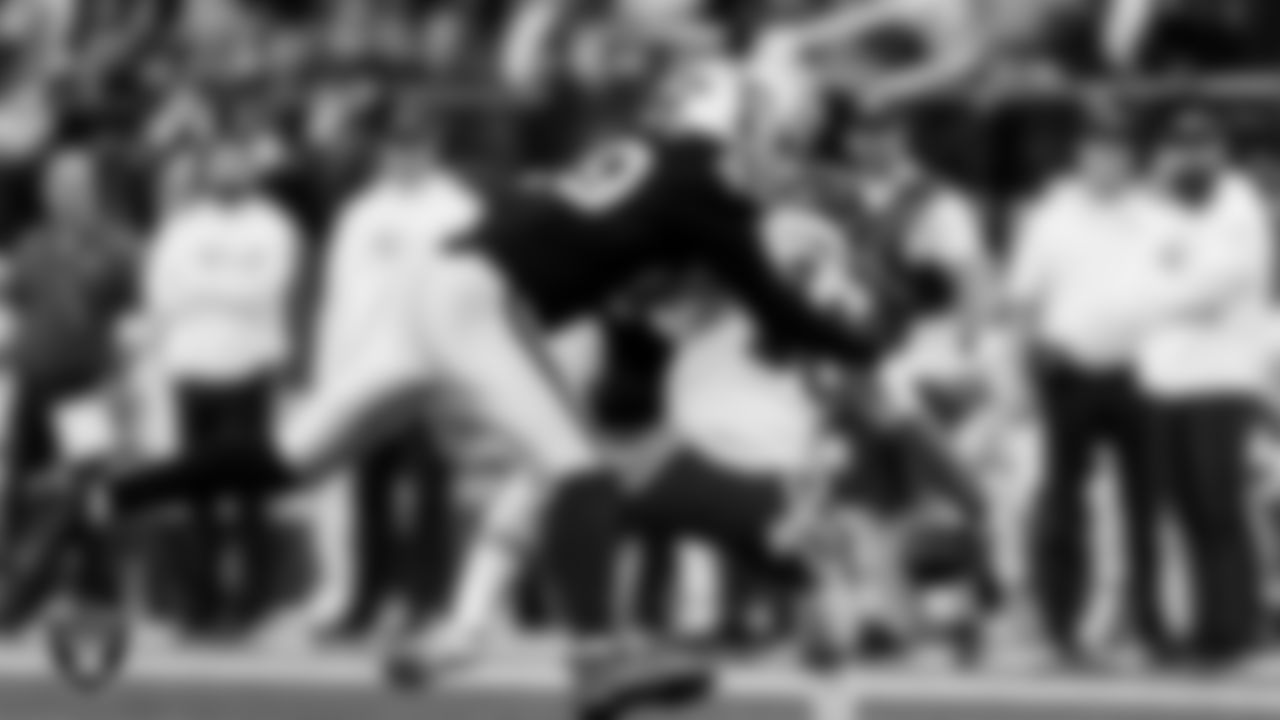 Las Vegas Raiders defensive end Charles Snowden (49) during the regular season home game against the Kansas City Chiefs at Allegiant Stadium.