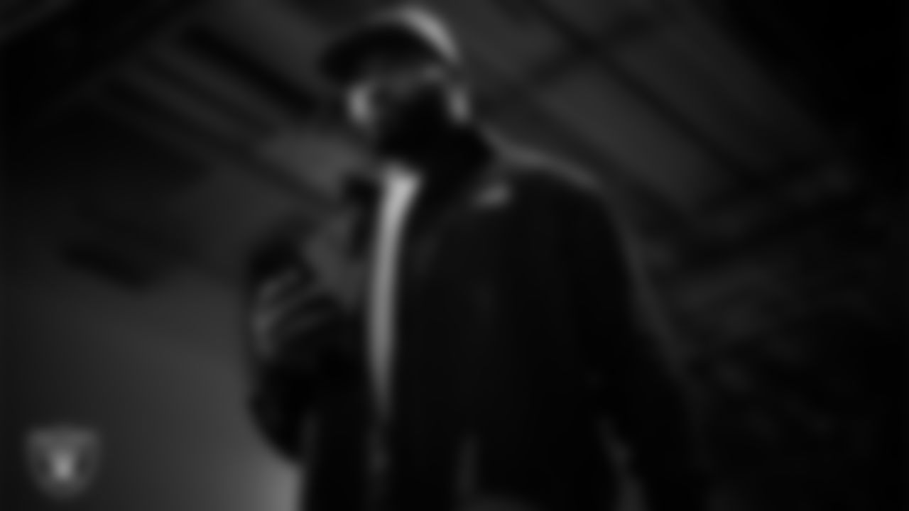 Las Vegas Raiders linebacker Elandon Roberts (52) arrives to the regular season away game against the Los Angeles Chargers at SoFi Stadium.