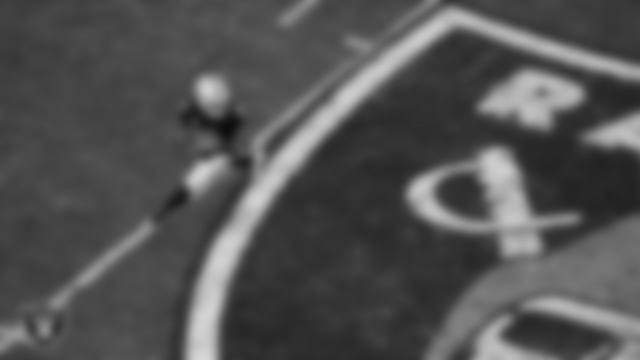 Las Vegas Raiders quarterback Geno Smith (7) looks for a receiver during the regular season home game against the New York Giants at Allegiant Stadium.