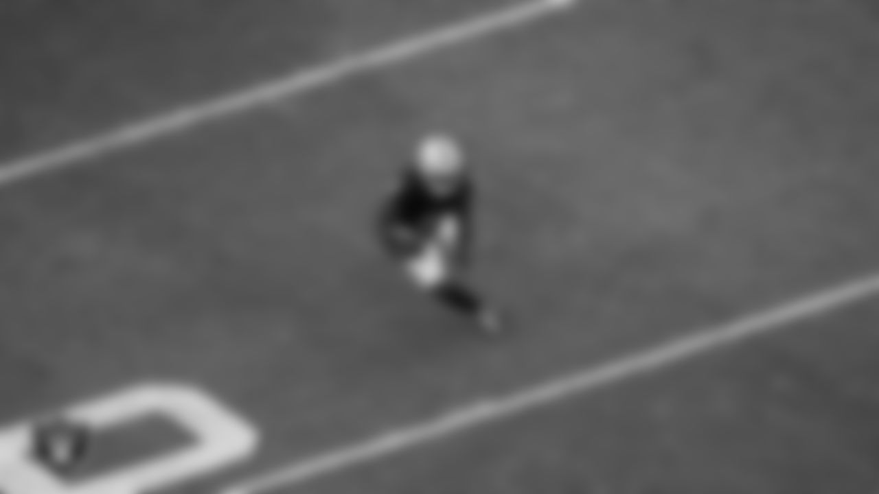 Las Vegas Raiders running back Ashton Jeanty (2) rushes during the preseason home game against the San Francisco 49ers at Allegiant Stadium.