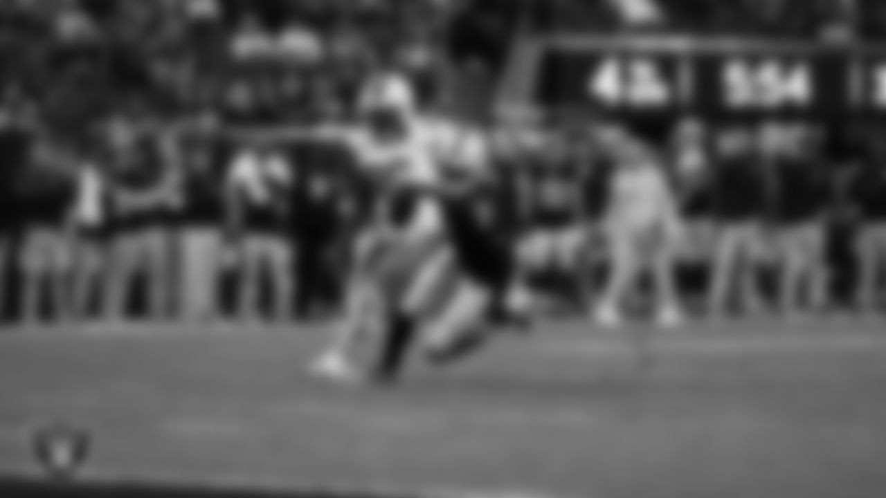 Las Vegas Raiders quarterback Geno Smith (7) runs during the regular season home game against the Cleveland Browns at Allegiant Stadium.