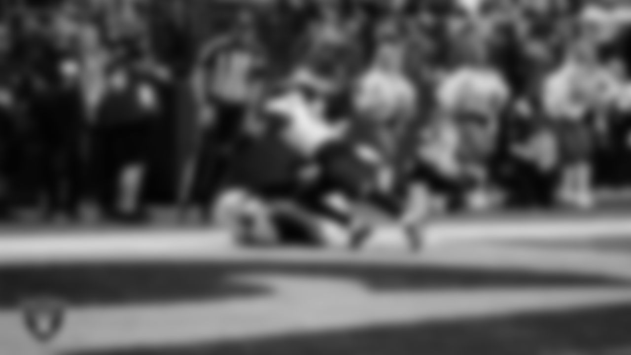 Las Vegas Raiders tight end Brock Bowers (89) makes a 7-yard touchdown catch during the regular season home game against the Jacksonville Jaguars at Allegiant Stadium.