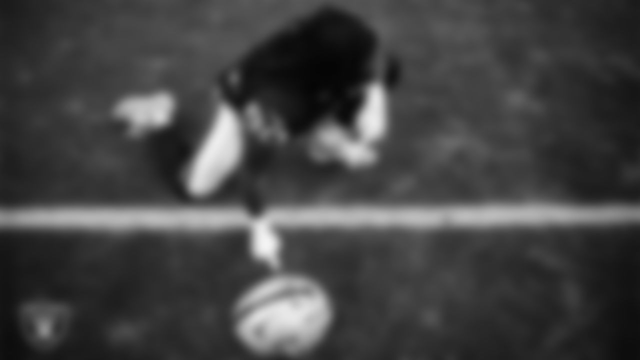 Las Vegas Raiders tight end Ian Thomas (80) warming up before the regular season home game against the Cleveland Browns at Allegiant Stadium.