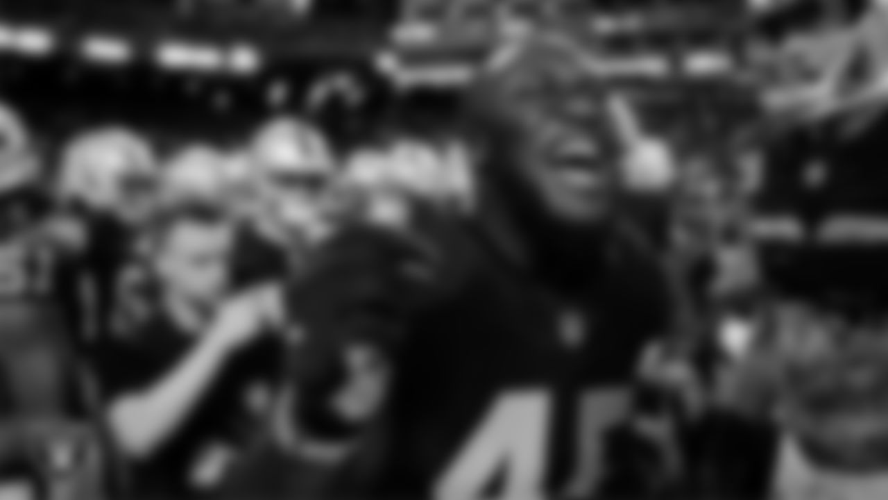 Las Vegas Raiders linebacker Devin White (45) warming up before the regular season home game against the Los Angeles Chargers at Allegiant Stadium.