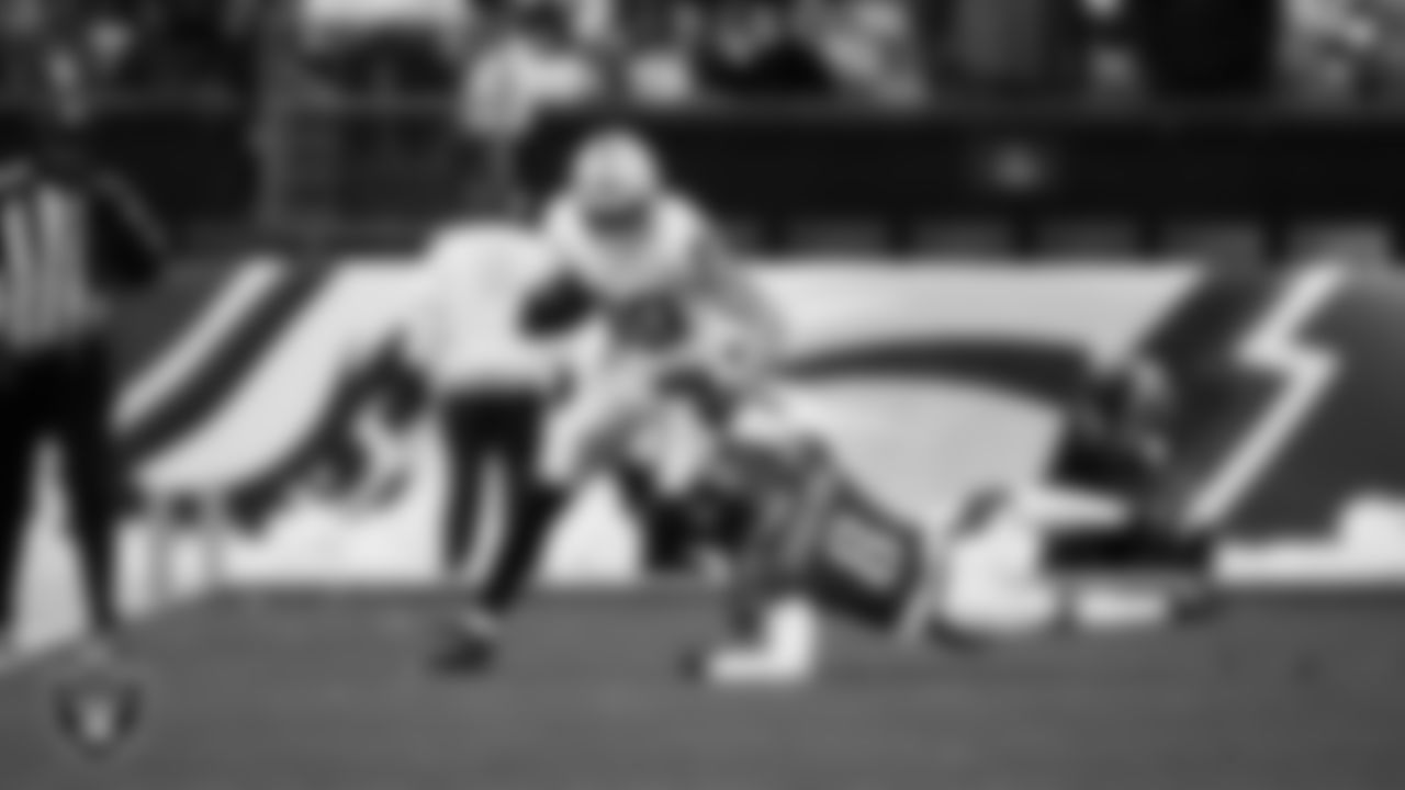 Las Vegas Raiders tight end Brock Bowers (89) runs after making a catch during the regular season away game against the Philadelphia Eagles at Lincoln Financial Field.