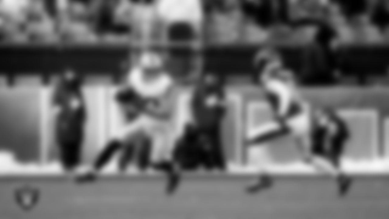 Las Vegas Raiders tight end Brock Bowers (89) during the regular season away game against the Philadelphia Eagles at Lincoln Financial Field.