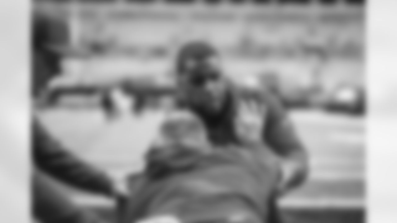 91 DE Kobie Turner warms up pregame ahead of the Rams vs. Panthers Wild Card matchup