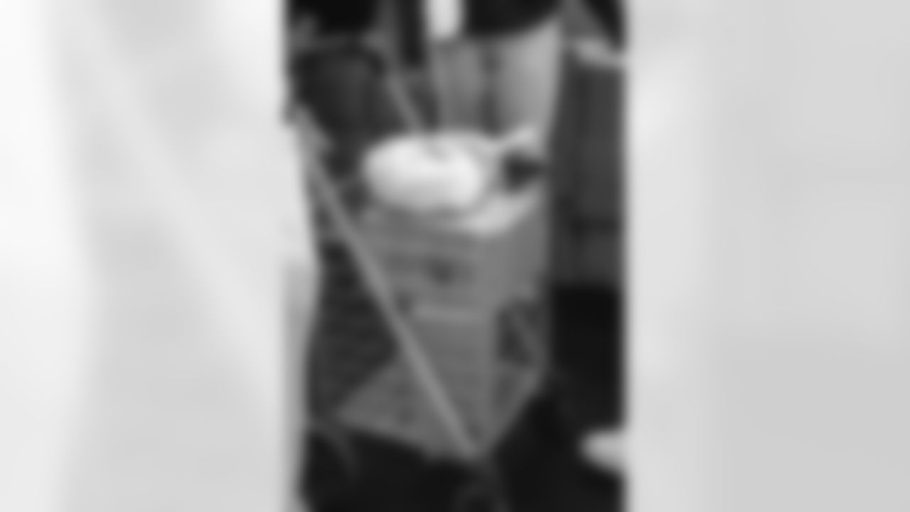 E_251122_Nickerson_Gardens_LA_Care_Food_Distro_HY_00185