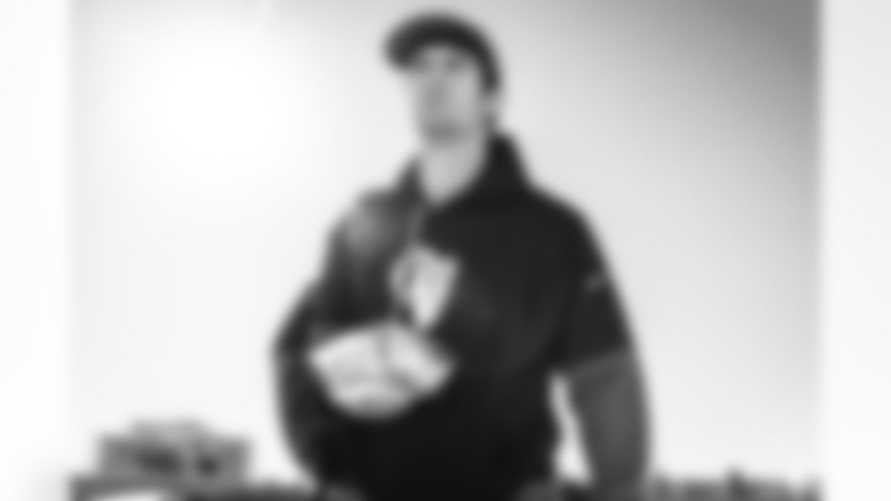 13 QB Stetson Bennett travels to Carolina for Wild Card matchup vs. Panthers