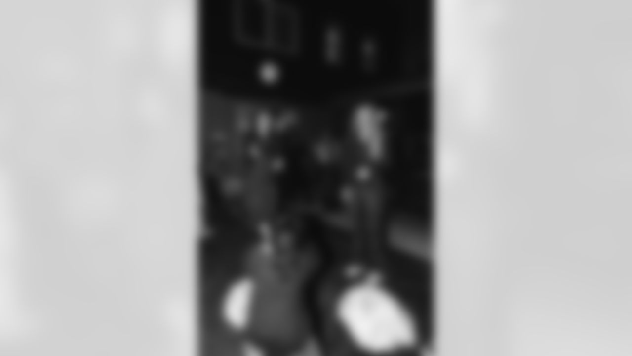 E_251016_JenesseCenterpLAymakersurprise_5460