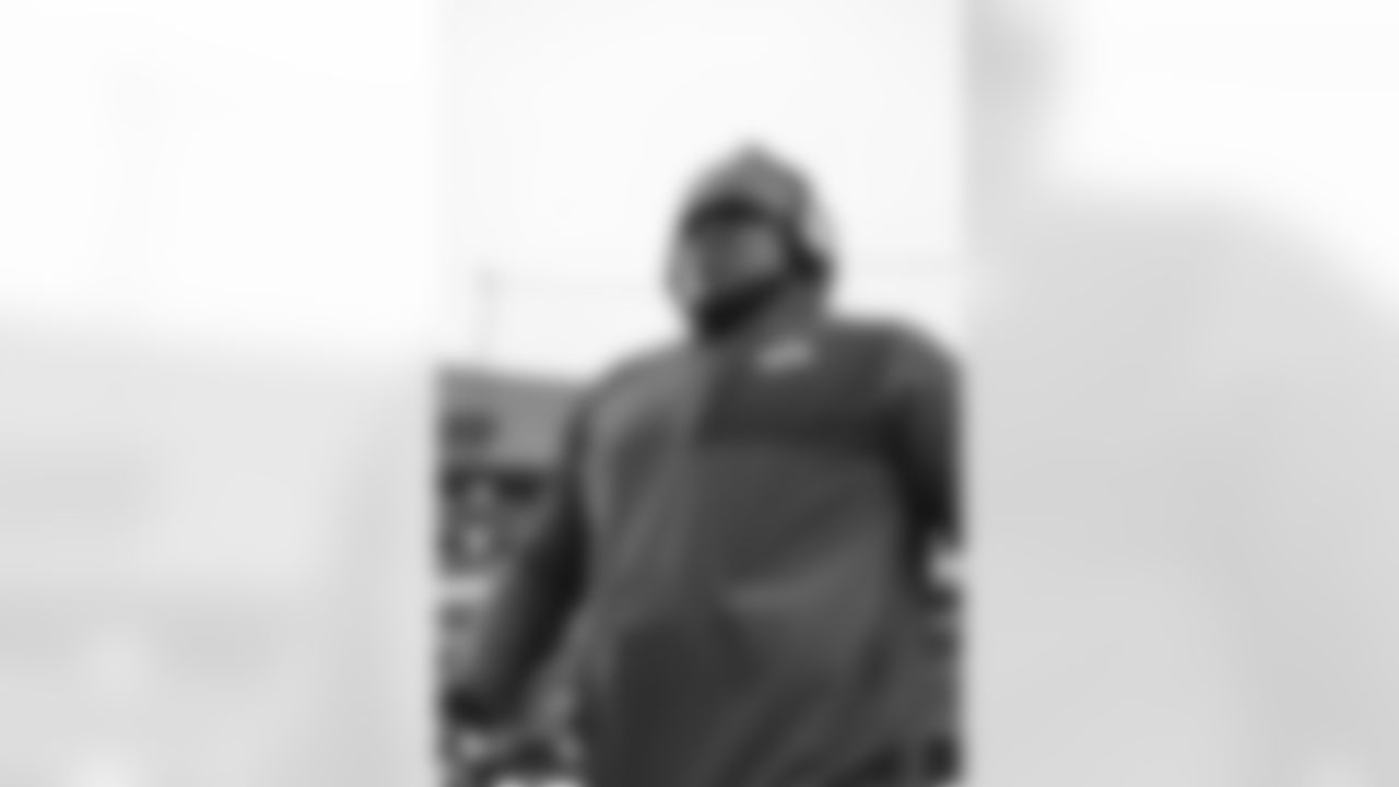 69 OL Kevin Dotson warms up pregame ahead of the Rams vs. Bears Divisional matchup