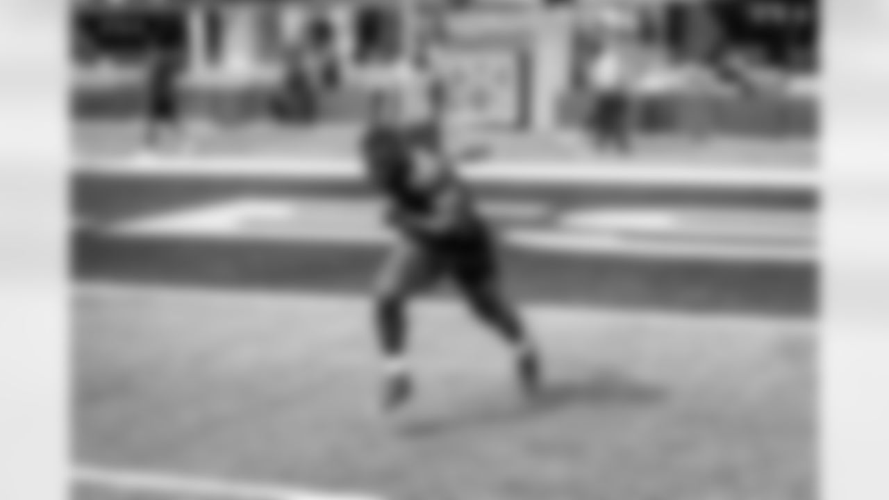 0 OLB Byron Young warms up pregame ahead of the Rams vs. Saints Week 9 matchup