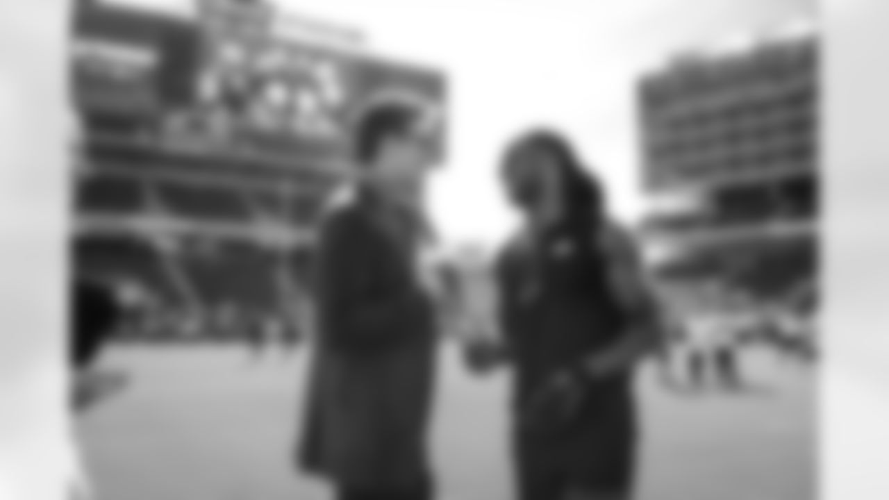 17 WR Davante Adams meets up with Tom Brady pregame ahead of the Rams vs. 49ers Week 10 matchup