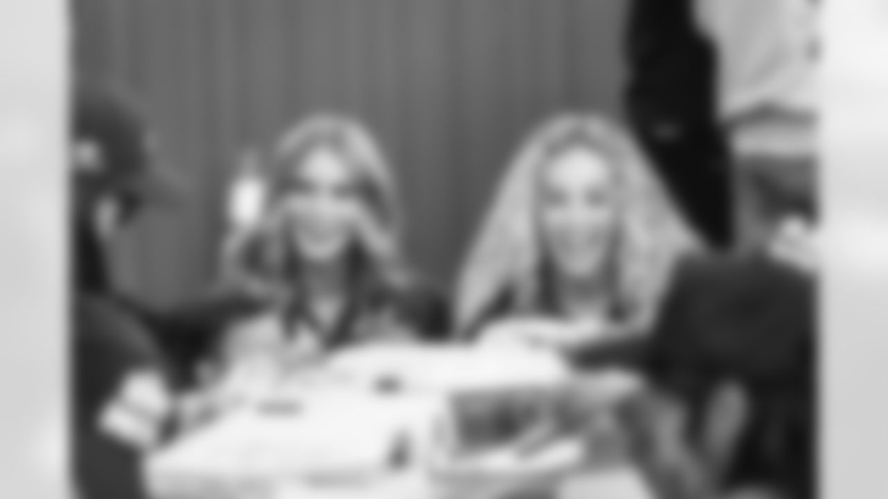 E_251125_APCH_Thanksgiving_Meal_Service_AD_0621