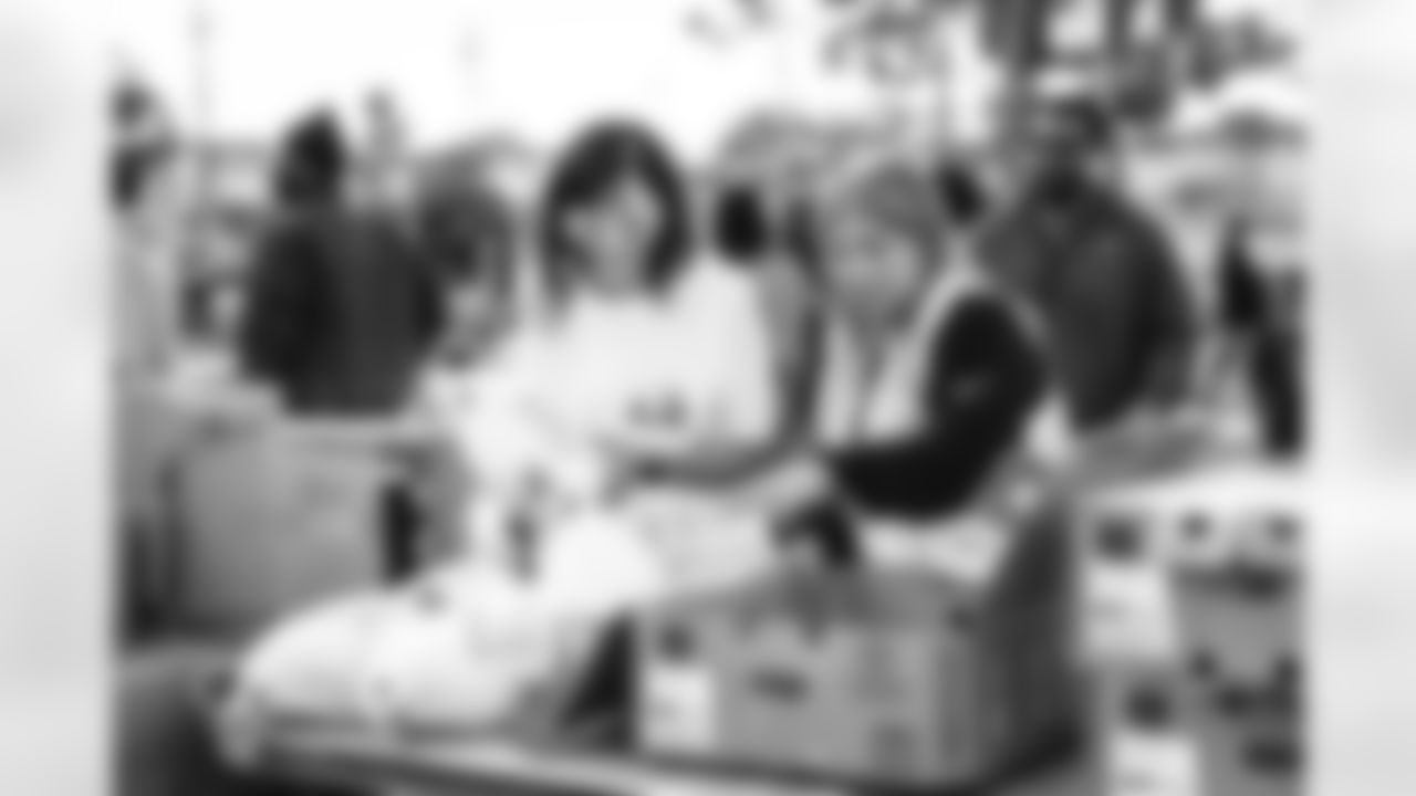 E_251122_Nickerson_Gardens_LA_Care_Food_Distro_HY_00108