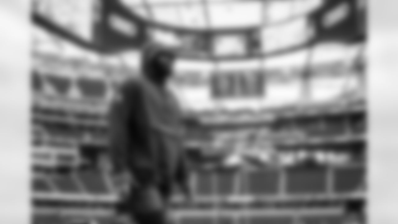 8 OLB Jared Verse warms up pregame ahead of the Rams vs. Seahawks Week 11 matchup