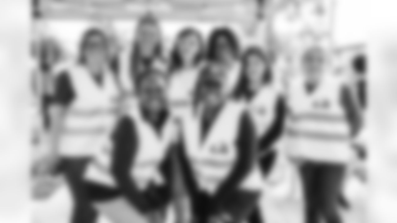 E_251122_Nickerson_Gardens_LA_Care_Food_Distro_HY_00001