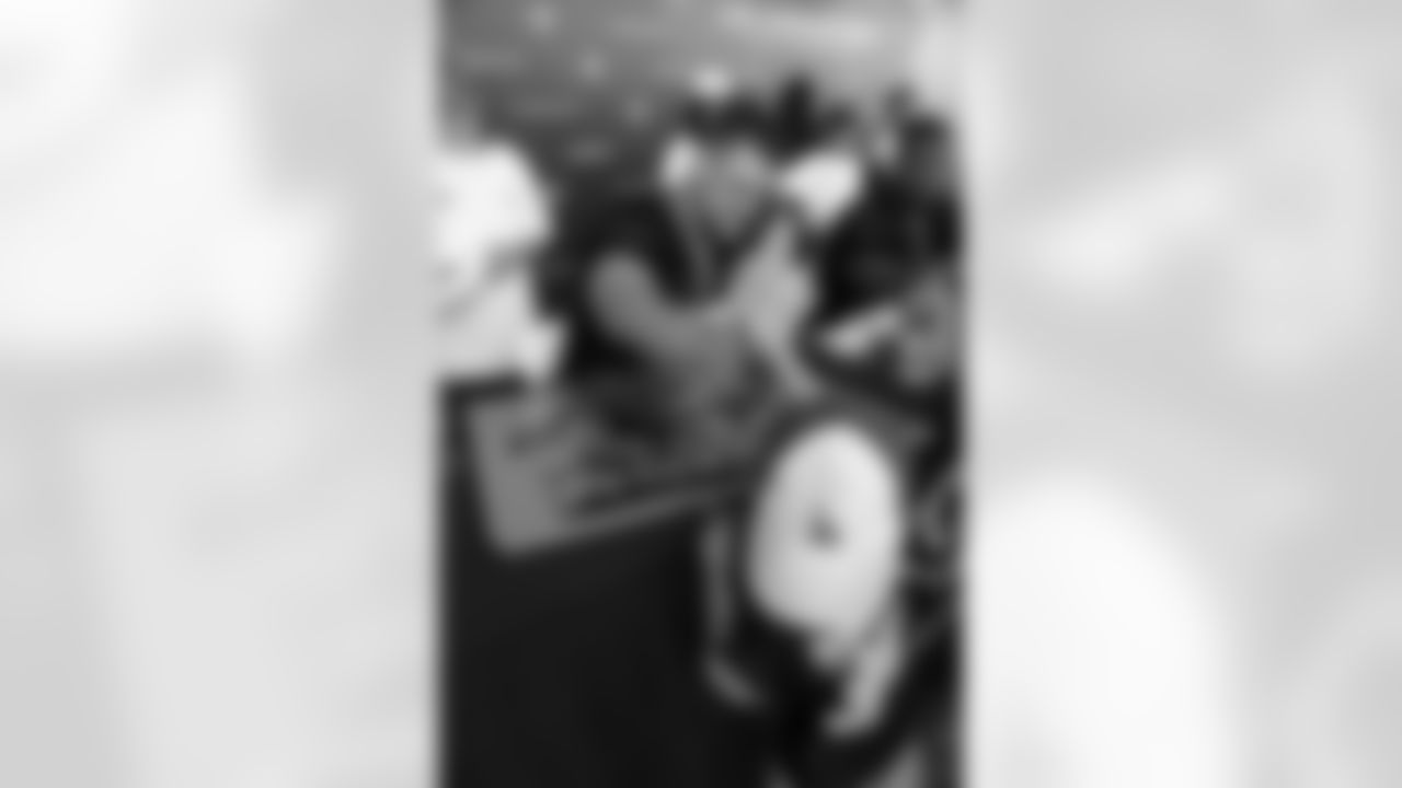 Offensive Guard (79) Rob Havenstein of the Los Angeles Rams signs autographs during Day 6 of Training Camp, Wednesday, August 01, 2018, in Irvine, CA. (Will Navarro/Rams)