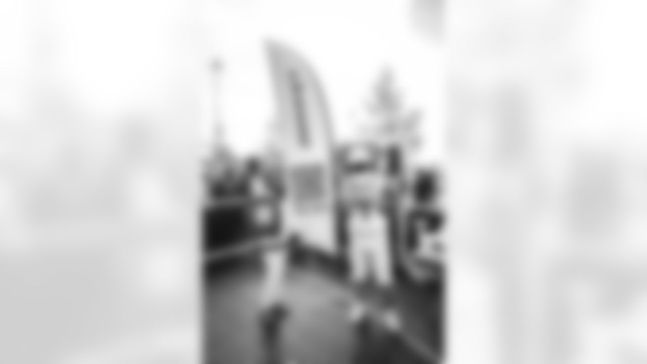 E_251122_Nickerson_Gardens_LA_Care_Food_Distro_HY_00144